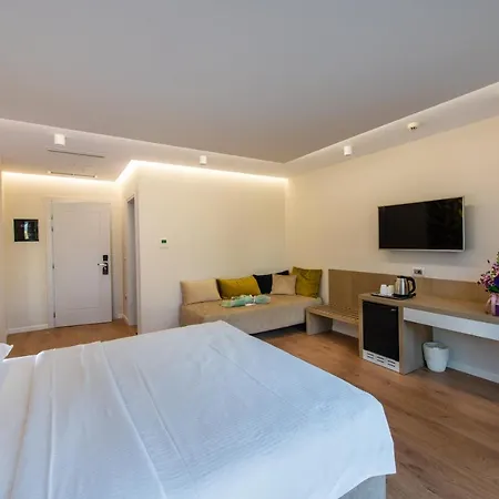 Marina Premium & מלון Vlorë