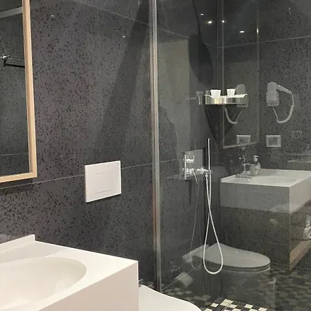Marina Premium & 4* Vlorë